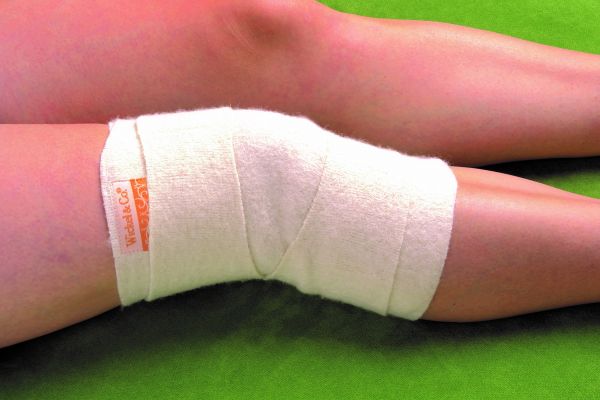 Woll-fühl-Wickel fürs Kniegelenk